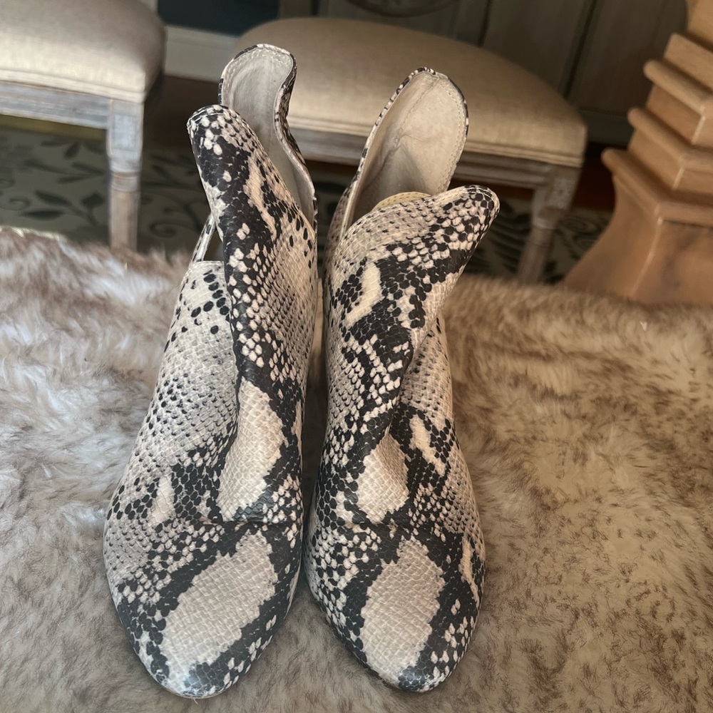 STEVE MADDEN Cool snake print boots. Size 8